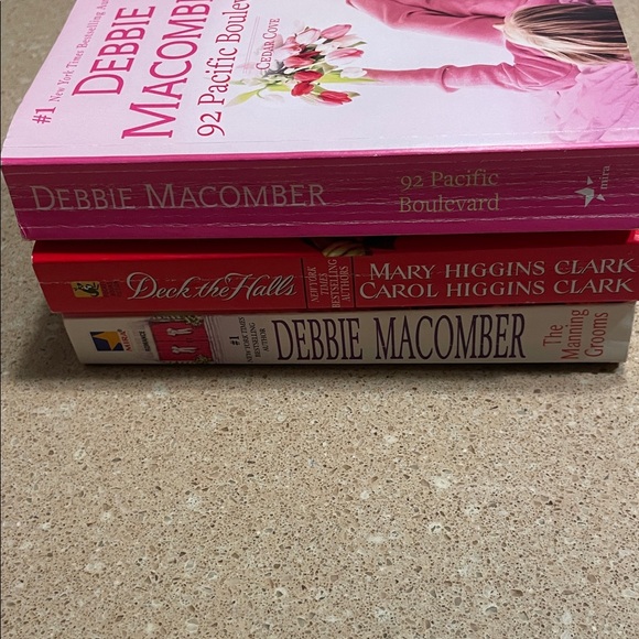 Set of Three Debbie Macomber and Mary Higgins Clark Books - Picture 4 of 4
